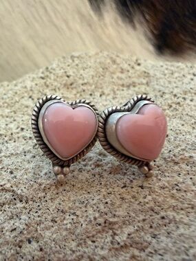 ❤️ Queen Pink Conch Navajo Style Heart Stud Earrings Matte Brushed Sterling 3.9G